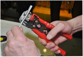 495001 - Spelacavi, automatico, capacità 0.2-6mm, per fili/cavi piatti e rotondi