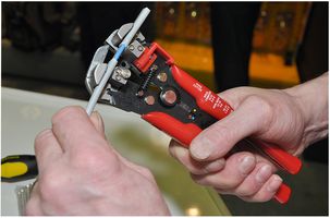 495001 - Spelacavi, automatico, capacità 0.2-6mm, per fili/cavi piatti e rotondi