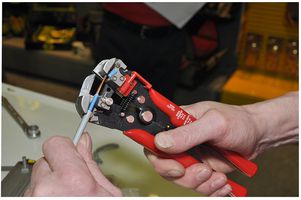 495001 - Spelacavi, automatico, capacità 0.2-6mm, per fili/cavi piatti e rotondi